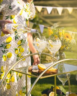 When life gives you lemons, head to the garden and pour yourself a glass of something fizzy! 🍋 Seriously, is there a better way to start the bank holiday weekend? 💜 #livelifetothefalls